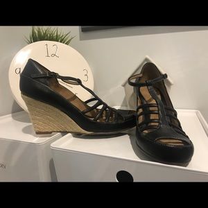 Aerosols strap wedges size 8.5